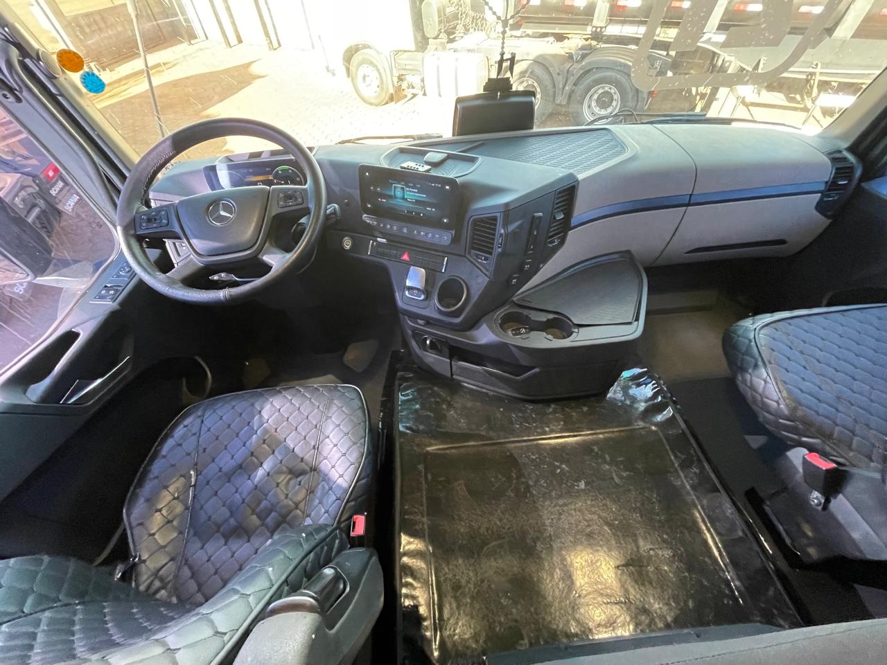Marca/Modelo: Mercedes Benz /2651 Ano/Modelo: 2022/2022 Quilometragem: 163k Tração 6x4 Cor: Preto Suspensão de Mola