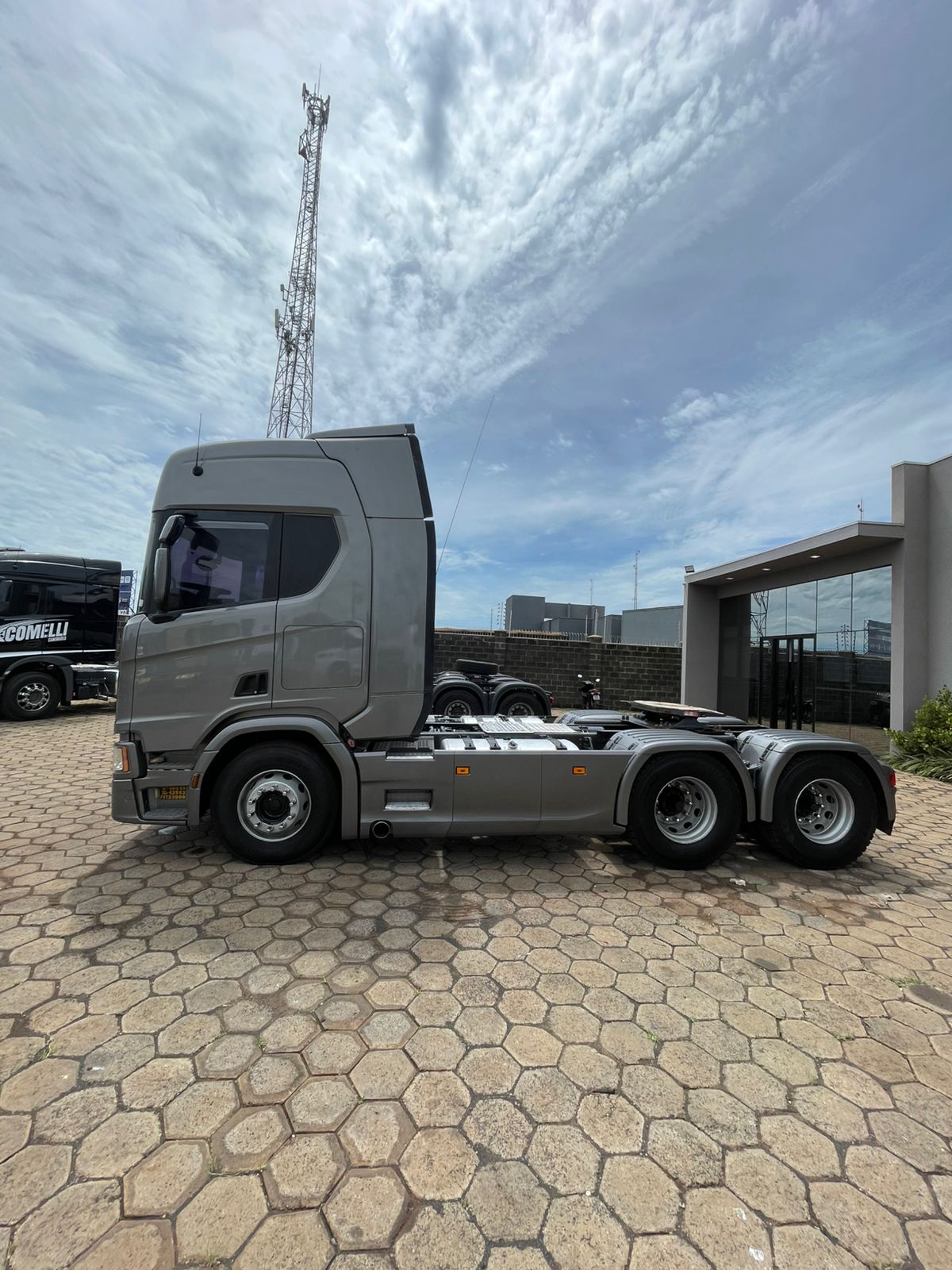 Marca/Modelo: Scania /540/ Ano/Modelo: 21/2120 Tração: 6x4 molas Quilometragem: 287k Cor: Cinza