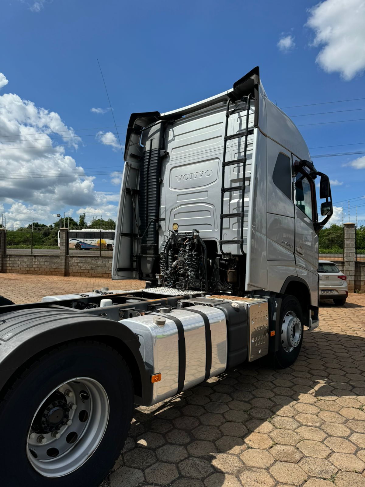 Marca/ Modelo: Volvo FH 460 Ano/Modelo: 19/20 Quilometragem: 660 K Tração: 6x4 Cor: Prata