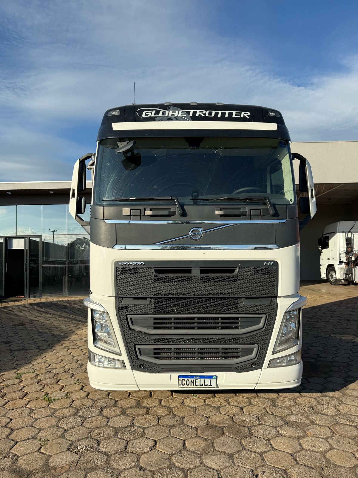 Marca/Modelo: Volvo FH460 Ano/Modelo: 21/21Tração: 6x2 molas Quilometragem: 482kCor: Branco