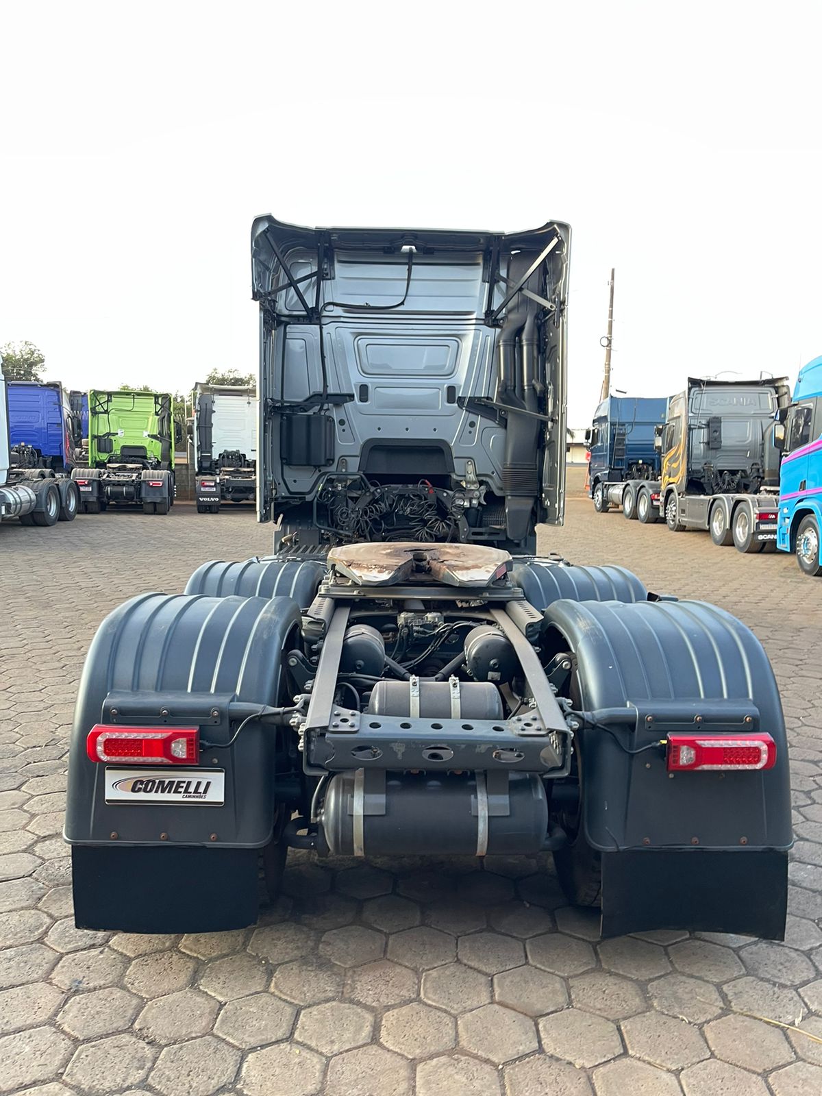 MARCA/MODELO: MERCEDES /2651 /ANO/MODELO: 2022/2022/TRAÇÃO: 6x4 COR: CINZA/QUILOMETRAGEM: 184k