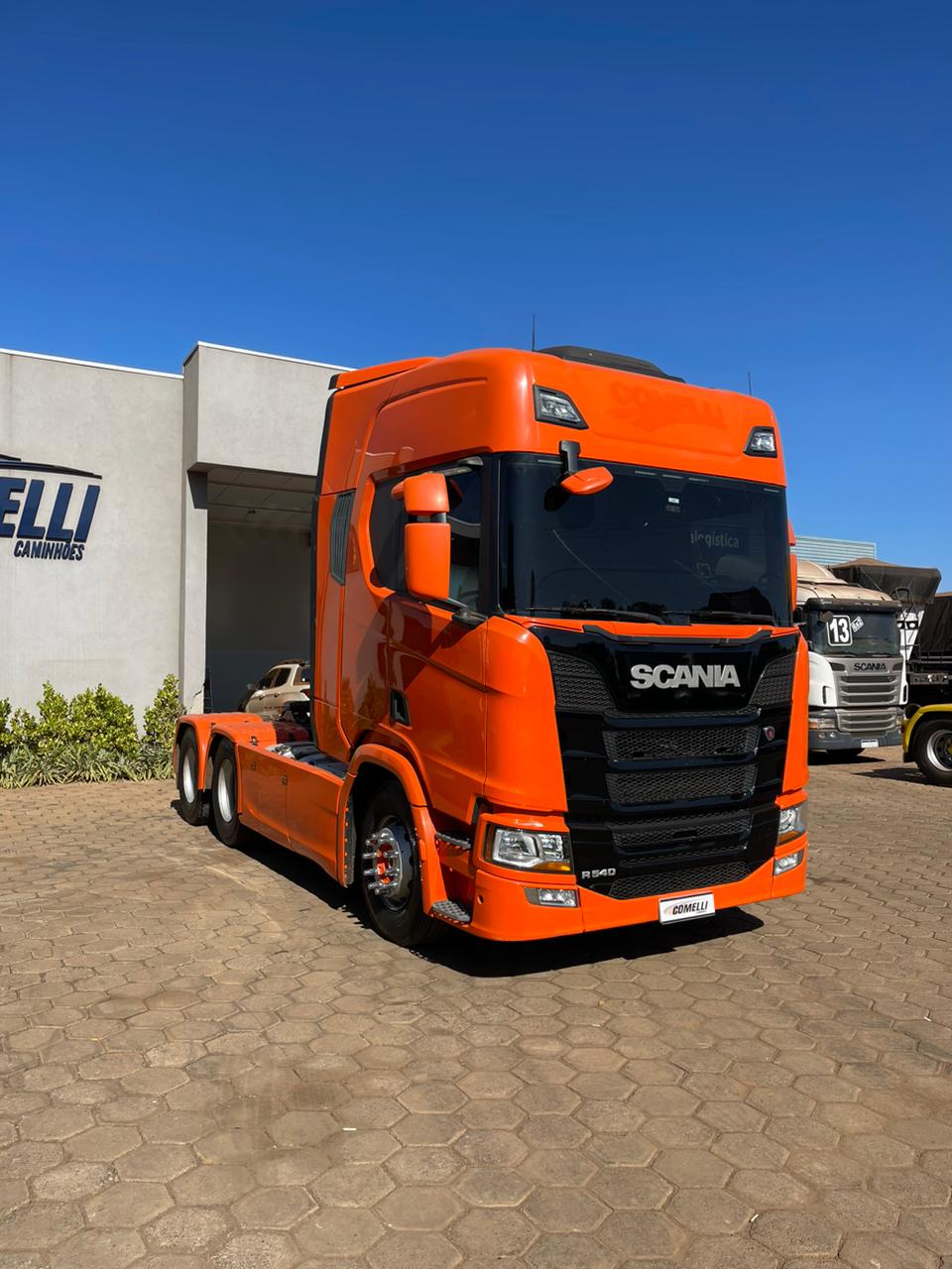 ➡️Marca/Modelo: Scania/R540 ➡️Ano/Modelo: 21/21 ➡️Tração: 6x4 molas ➡️Quilometragem: 308 ➡️Cor: Laranja ➡️Retarder: Sim