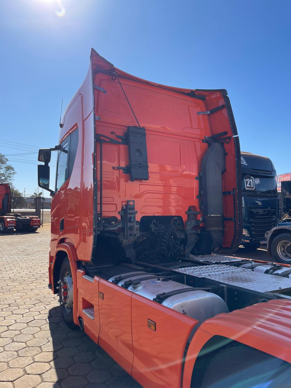➡️Marca/Modelo: Scania/R540 ➡️Ano/Modelo: 21/21 ➡️Tração: 6x4 molas ➡️Quilometragem: 308 ➡️Cor: Laranja ➡️Retarder: Sim