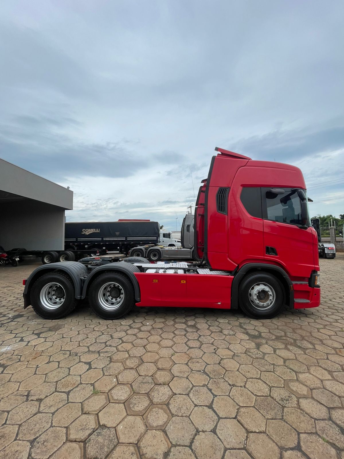 Marca/Modelo: Scania/540 Ano/Modelo: 22/22 Tração: 6x4 molas Quilometragem: 320 k Cor: Vermelha