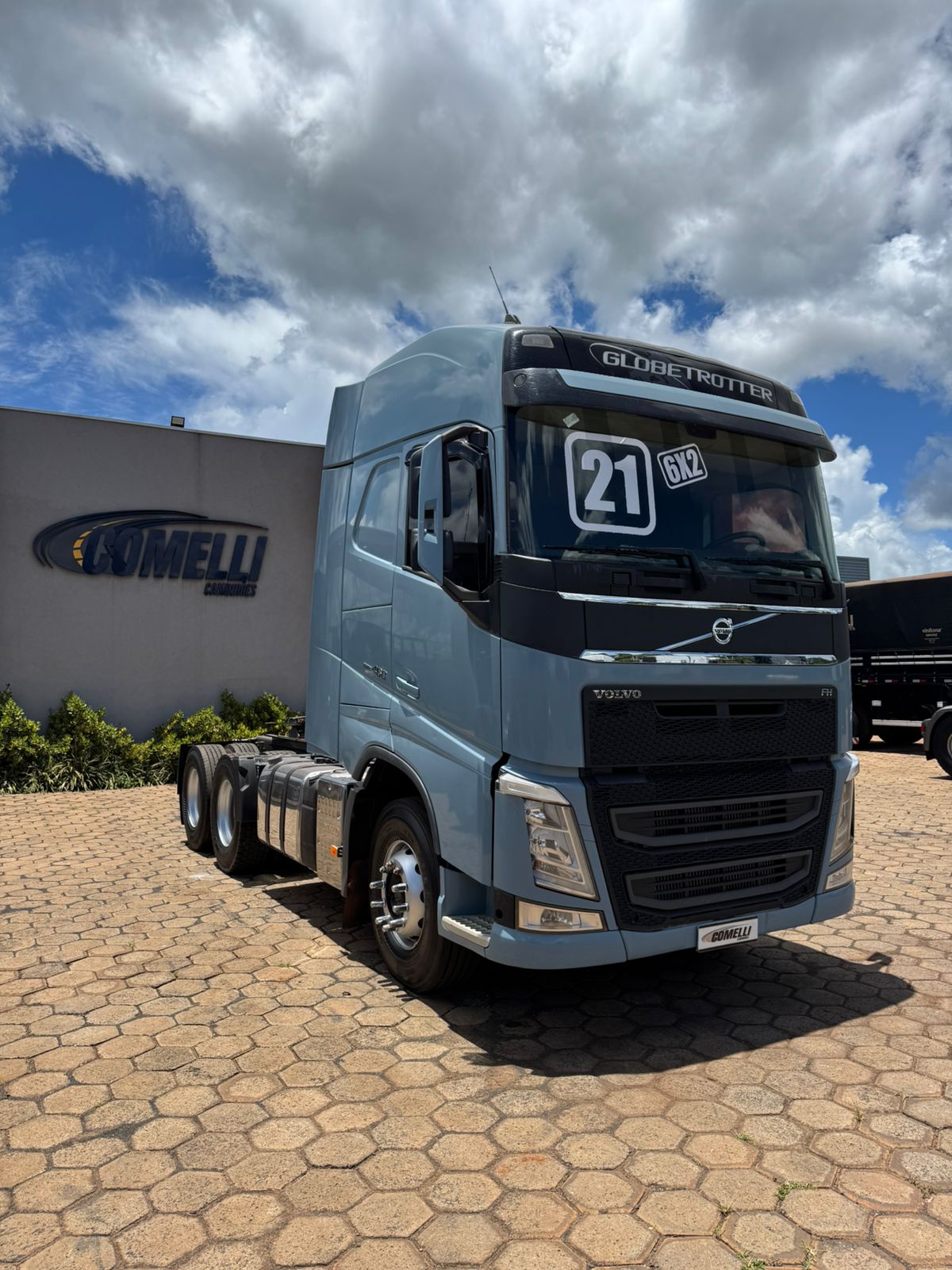 Marca/Modelo: Volvo FH 460/ Ano/Modelo: 21/21 Tração: 6x2 molas Quilometragem: 285 k Cor: Azul
