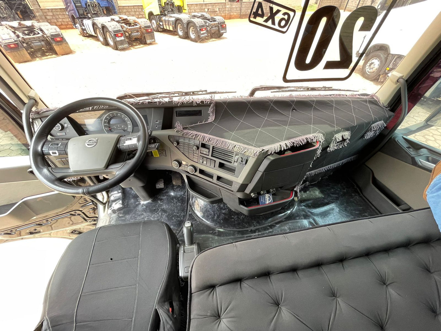 Volvo FH/540 Globetrotter Ano 2020/2020 Tração 6x4 molas Cor Preto Quilometragem 338 mil Ar-condicionado, Cambio Au