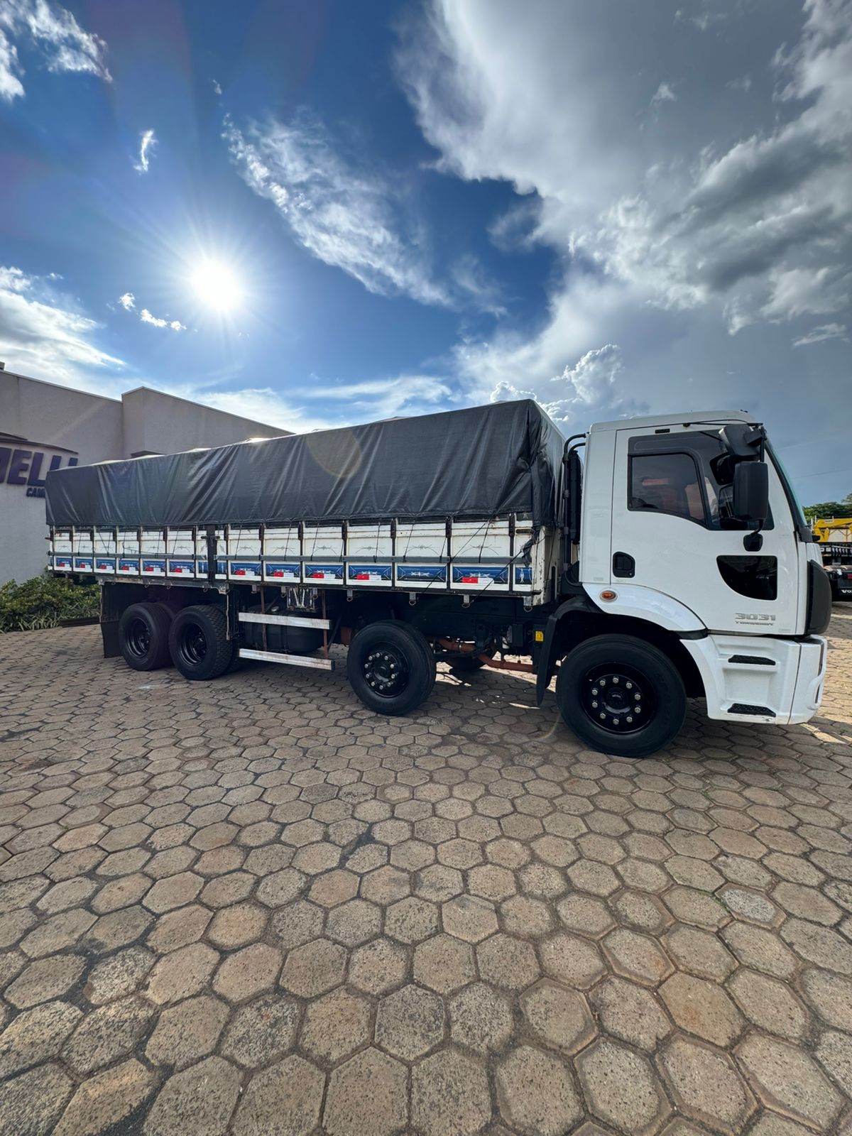Marca/Modelo: Ford Cargo Graneleiro/ Ano/ Modelo:18/19 /Tração: 8x2 Quilometragem: 247k Cor: Branco