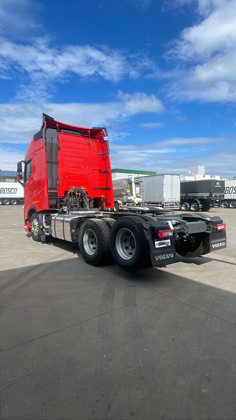 Marca/Modelo: Volvo FH 460 Ano/Modelo: 21/21 Tração: 6x2 molas Quilometragem: 473k Cor: Vermelho