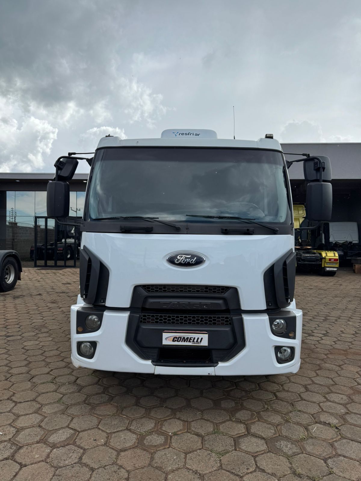Marca/Modelo: Ford Cargo Graneleiro/ Ano/ Modelo:18/19 /Tração: 8x2 Quilometragem: 247k Cor: Branco
