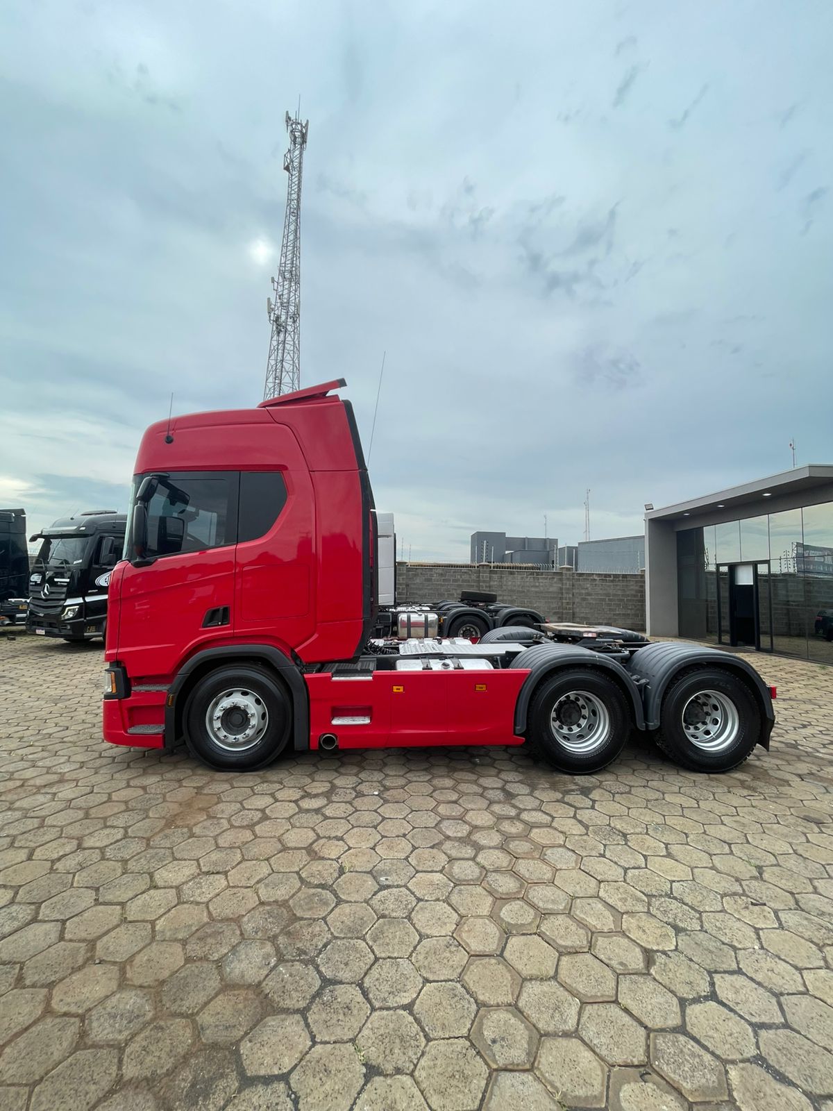Marca/Modelo: Scania/540 Ano/Modelo: 22/22 Tração: 6x4 molas Quilometragem: 320 k Cor: Vermelha