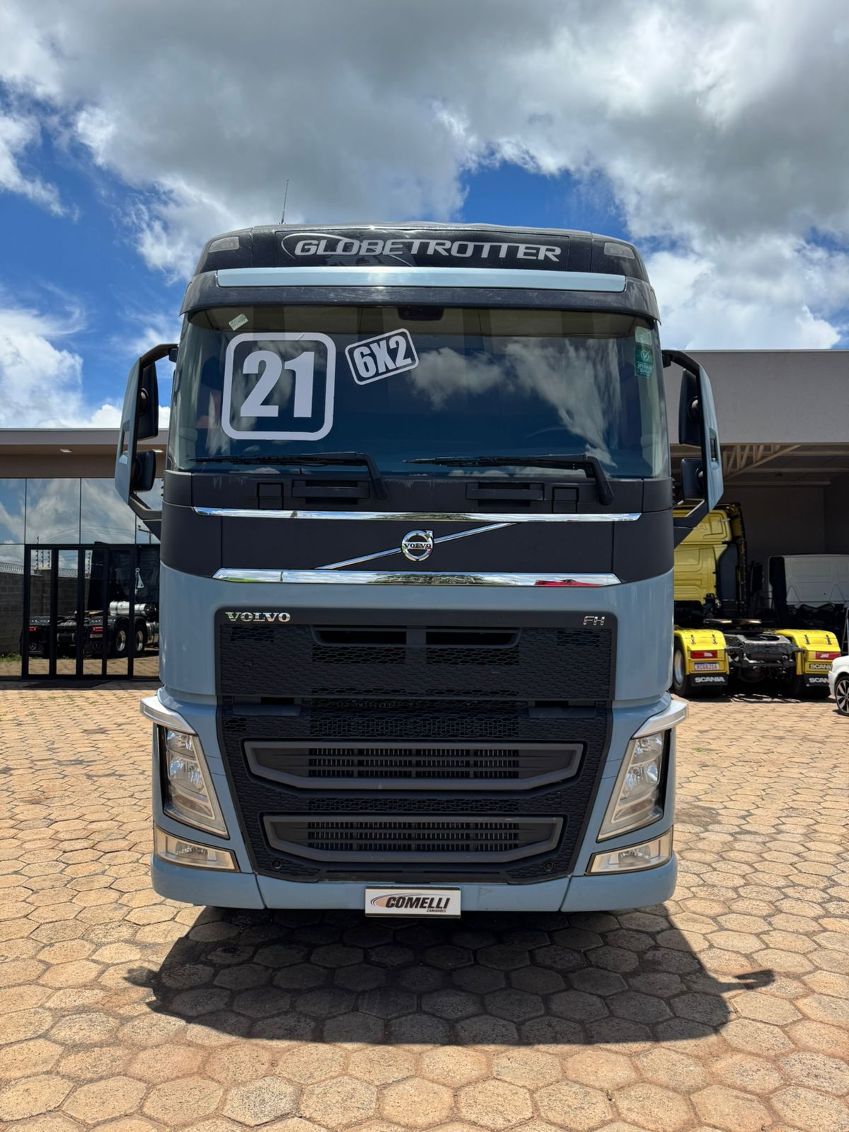 Marca/Modelo: Volvo FH 460/ Ano/Modelo: 21/21 Tração: 6x2 molas Quilometragem: 285 k Cor: Azul