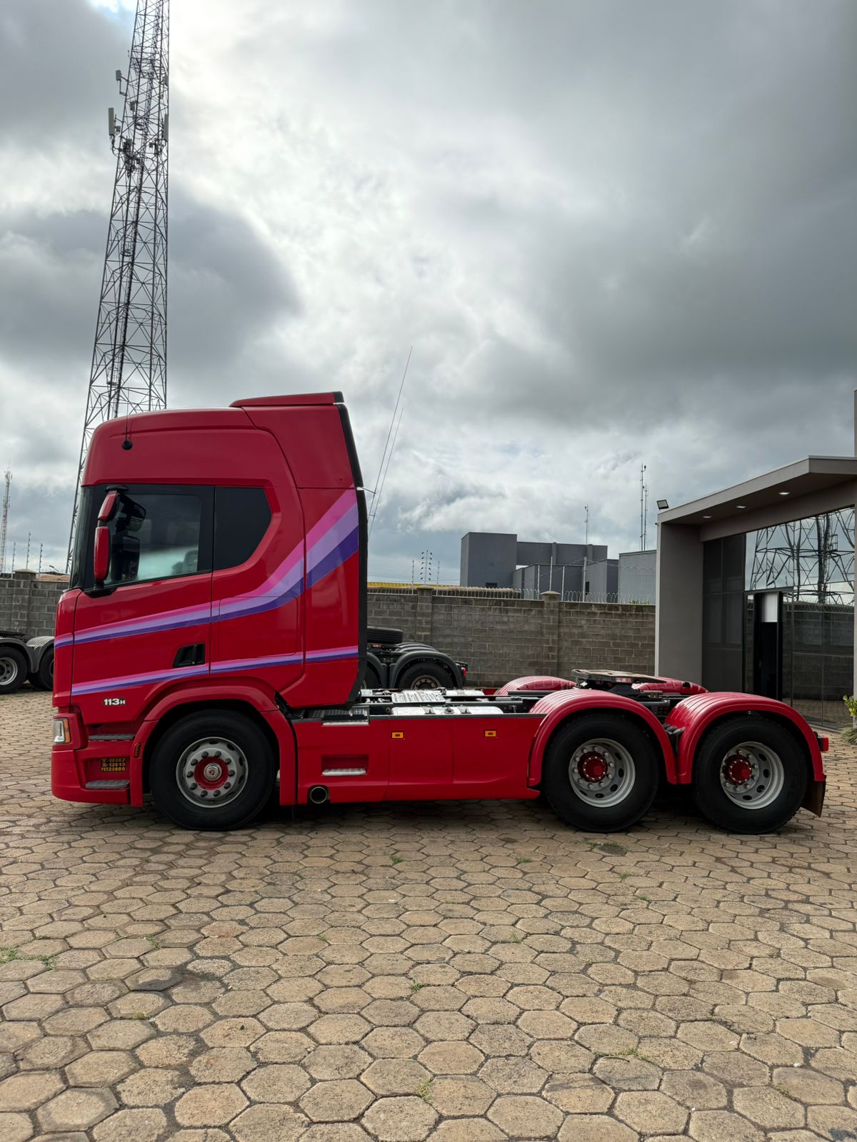Marca/Modelo: Scania/540 Ano/Modelo: 21/22 Tração: 6x4 molas Quilometragem: 257k Cor: Vermelha