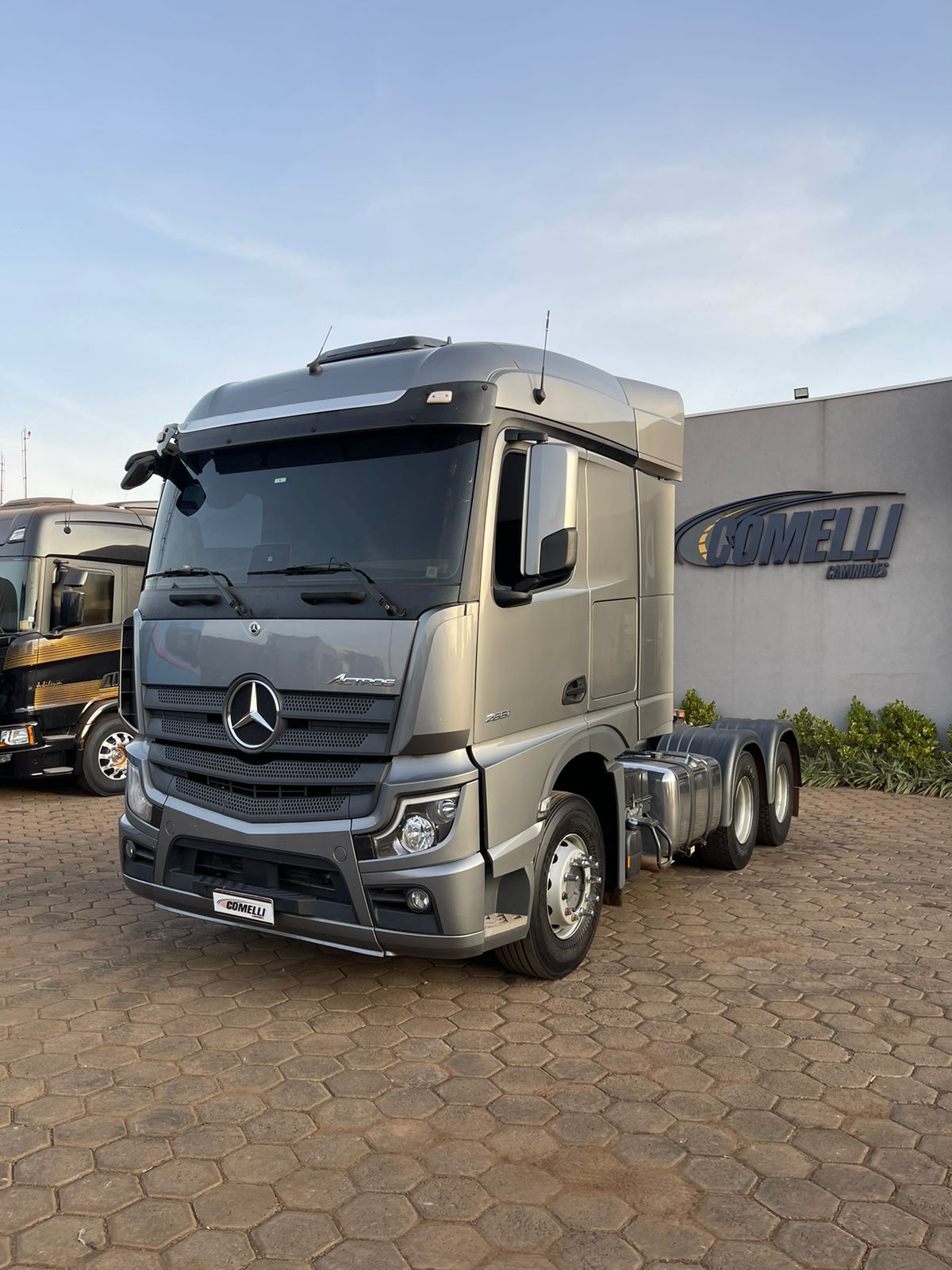 MARCA/MODELO: MERCEDES /2651 /ANO/MODELO: 2022/2022/TRAÇÃO: 6x4 COR: CINZA/QUILOMETRAGEM: 184k
