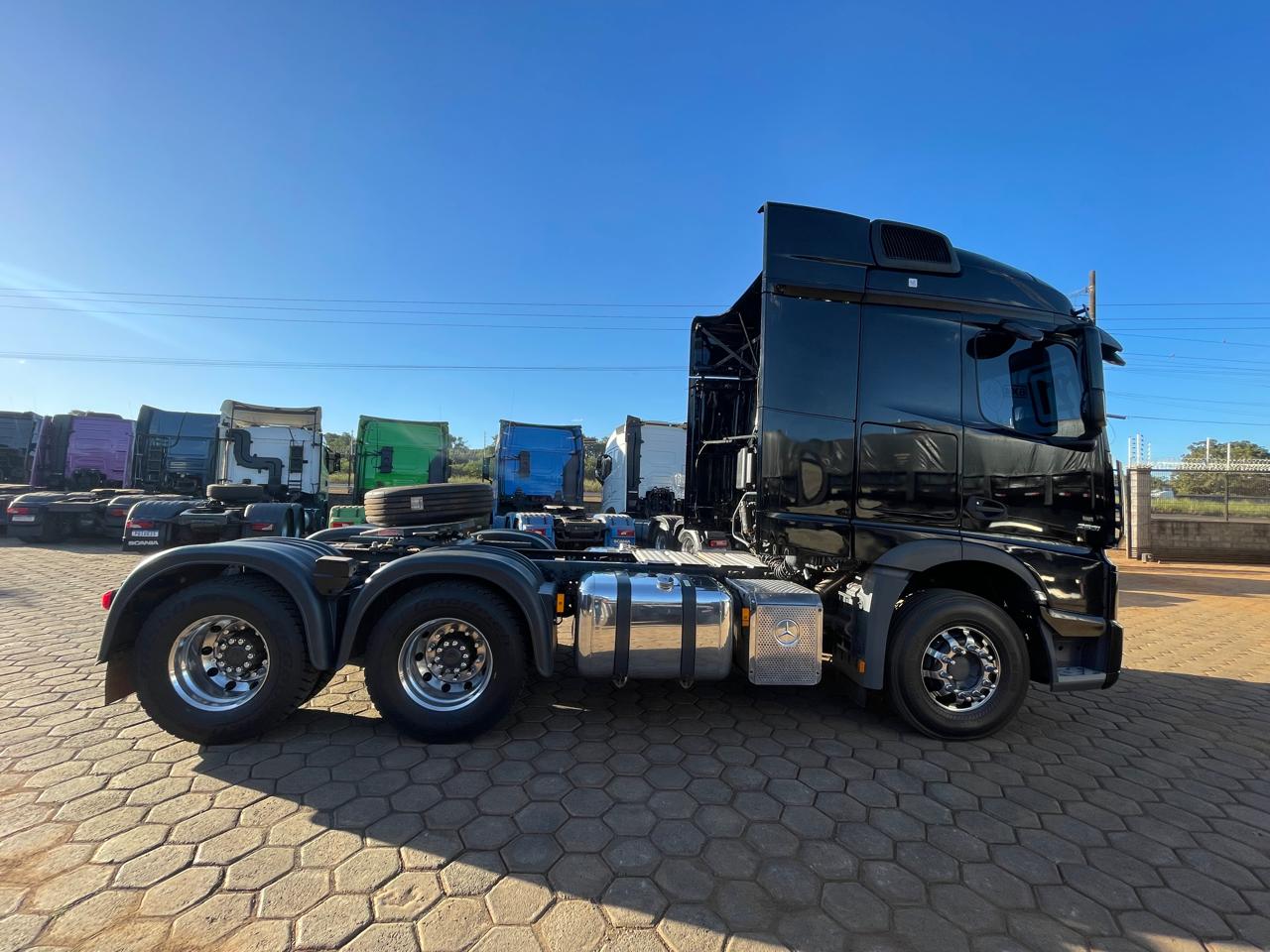 Marca/Modelo: Mercedes Benz /2651 Ano/Modelo: 2022/2022 Quilometragem: 163k Tração 6x4 Cor: Preto Suspensão de Mola