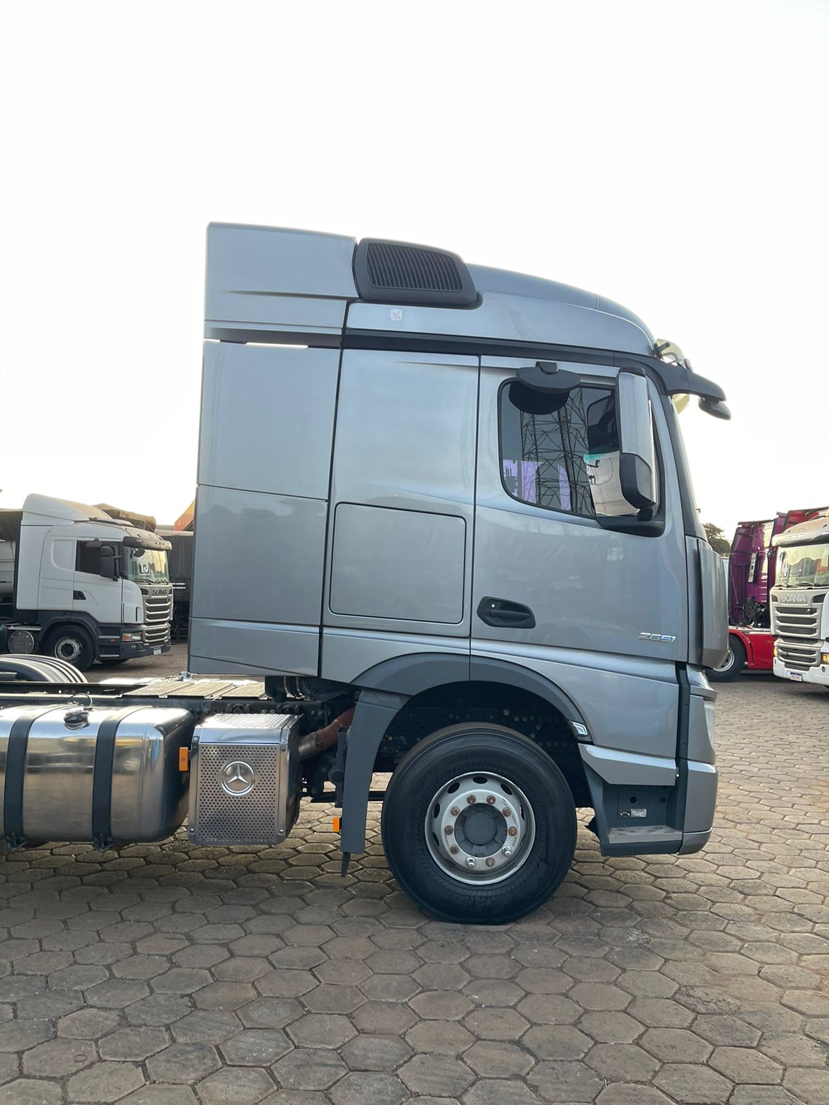 MARCA/MODELO: MERCEDES /2651 /ANO/MODELO: 2022/2022/TRAÇÃO: 6x4 COR: CINZA/QUILOMETRAGEM: 184k