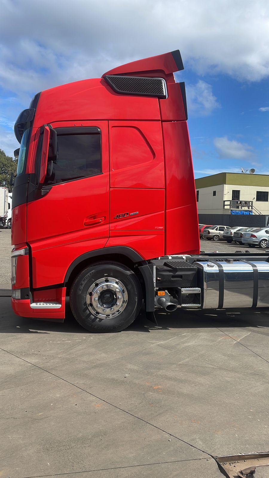 Marca/Modelo: Volvo FH 460 Ano/Modelo: 21/21 Tração: 6x2 molas Quilometragem: 473k Cor: Vermelho