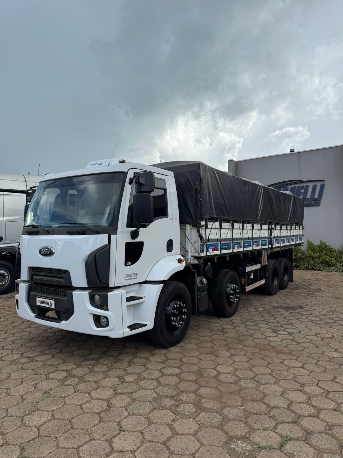 Marca/Modelo: Ford Cargo Graneleiro/ Ano/ Modelo:18/19 /Tração: 8x2 Quilometragem: 247k Cor: Branco