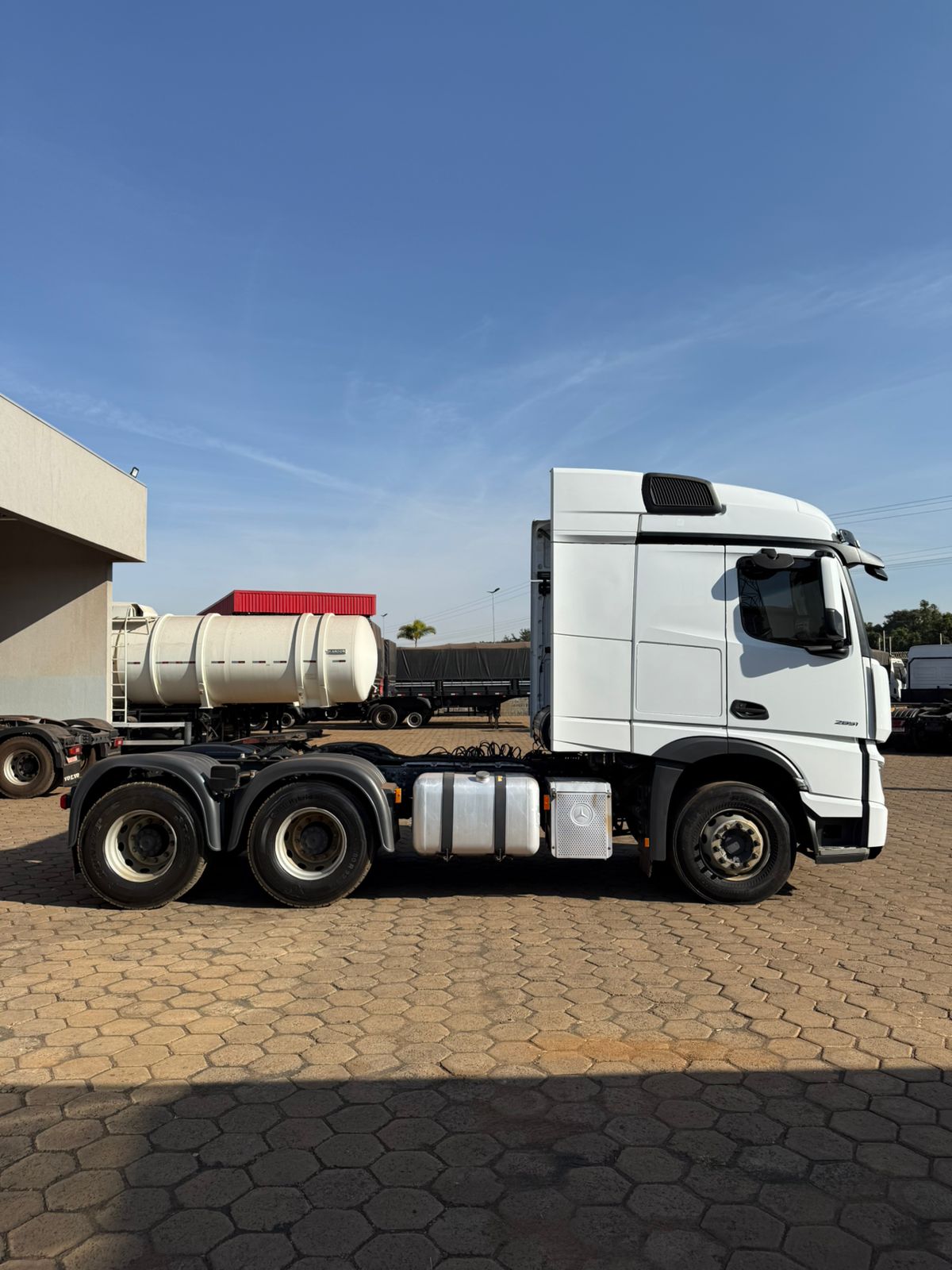 Marca/ Modelo: Mercedez 2651 Ano/Modelo: 22/22 Quilometragem: 265K Tração: 6X4 Cor: Branco