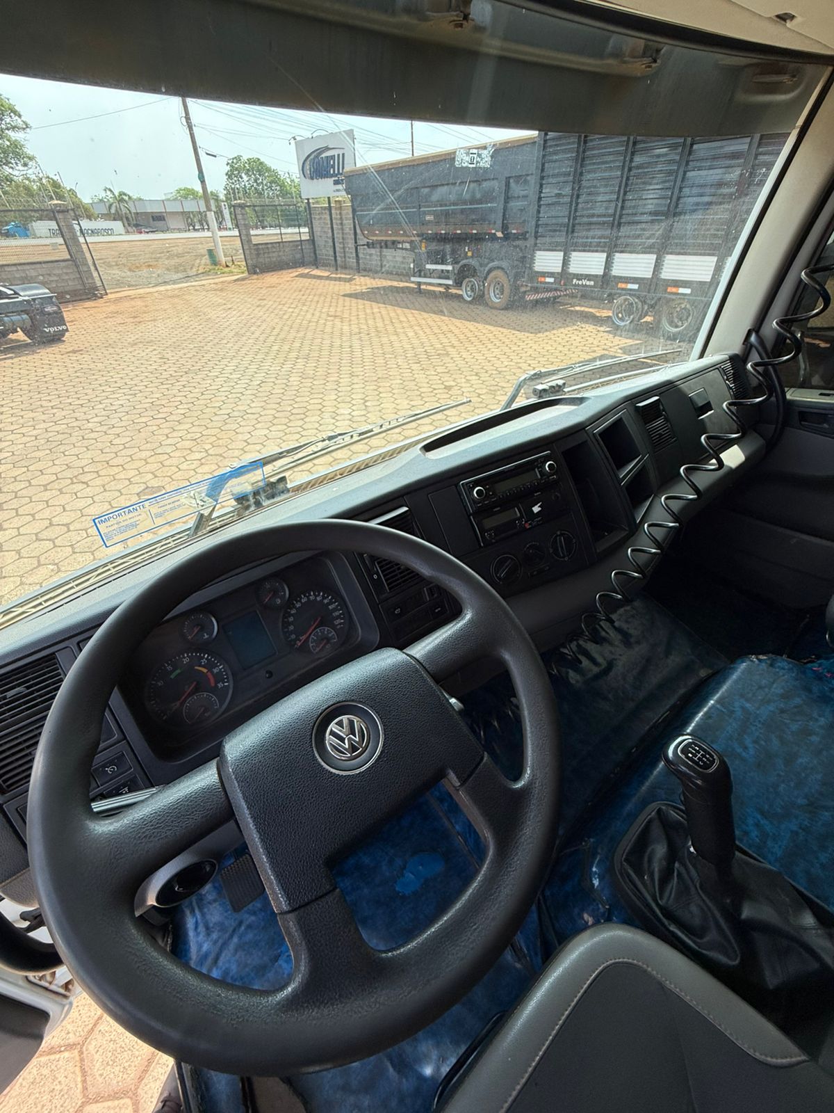 Marca/ Modelo: VW/Constellation 24.280 Ano/Modelo: 21/22 Quilometragem: 480K Tração: 8X2 Cor: Branco