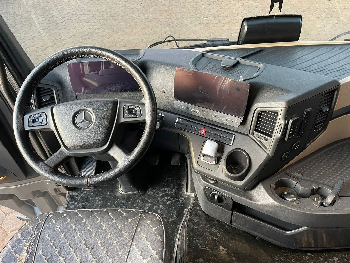 MARCA/MODELO: MERCEDES /2651 /ANO/MODELO: 2022/2022/TRAÇÃO: 6x4 COR: CINZA/QUILOMETRAGEM: 184k