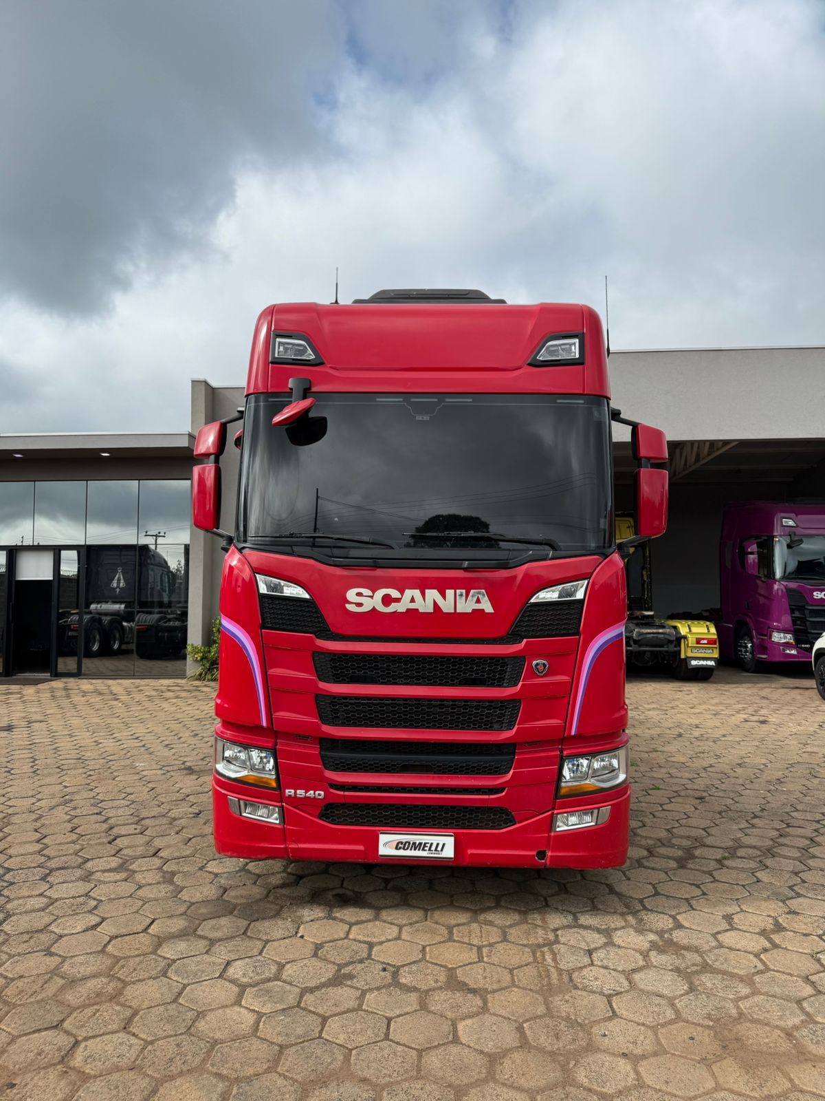 Marca/Modelo: Scania/540 Ano/Modelo: 21/22 Tração: 6x4 molas Quilometragem: 257k Cor: Vermelha