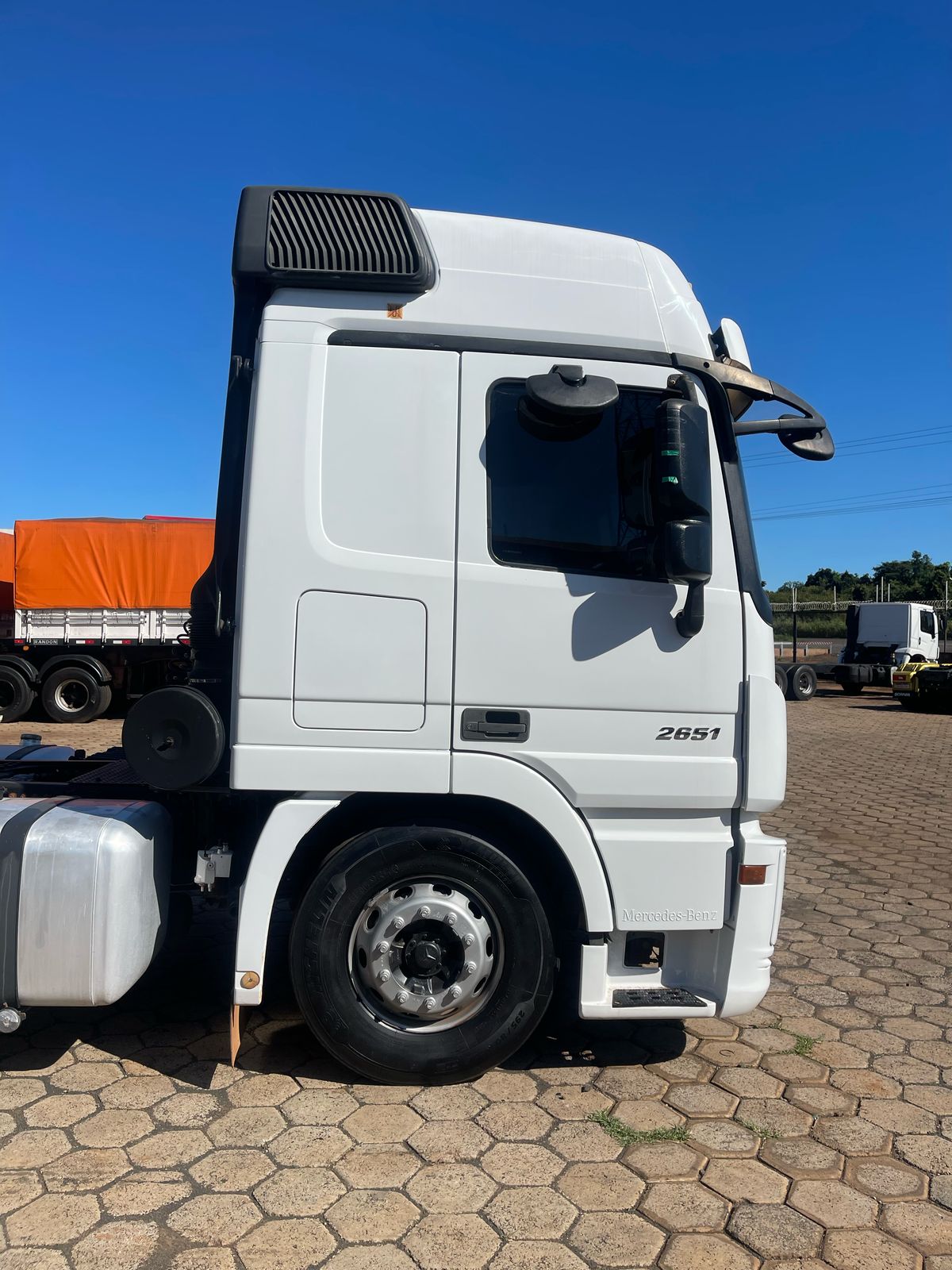 Marca/Modelo: Mercedez benz/ Actros 2651 Ano/Modelo: 16/16 Tração: 6x4 molas Quilometragem: 772 K Cor: Branco