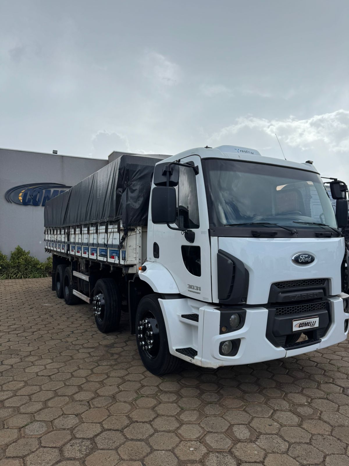 Marca/Modelo: Ford Cargo Graneleiro/ Ano/ Modelo:18/19 /Tração: 8x2 Quilometragem: 247k Cor: Branco