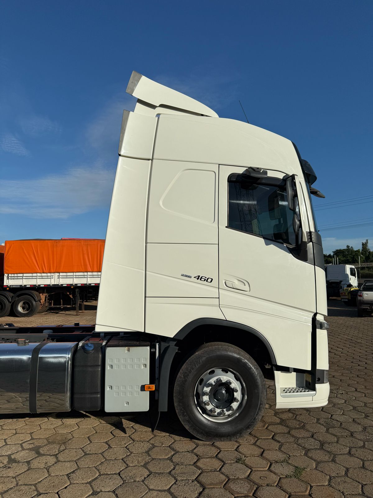 Marca/Modelo: Volvo FH460 Ano/Modelo: 21/21Tração: 6x2 molas Quilometragem: 482kCor: Branco