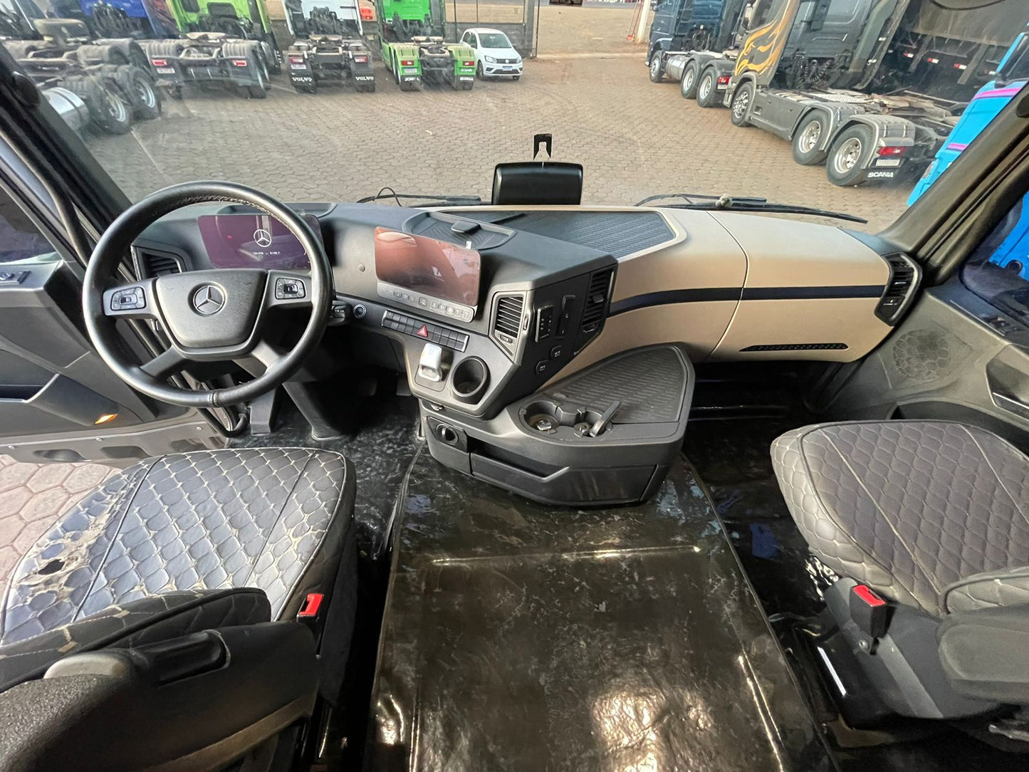 MARCA/MODELO: MERCEDES /2651 /ANO/MODELO: 2022/2022/TRAÇÃO: 6x4 COR: CINZA/QUILOMETRAGEM: 184k