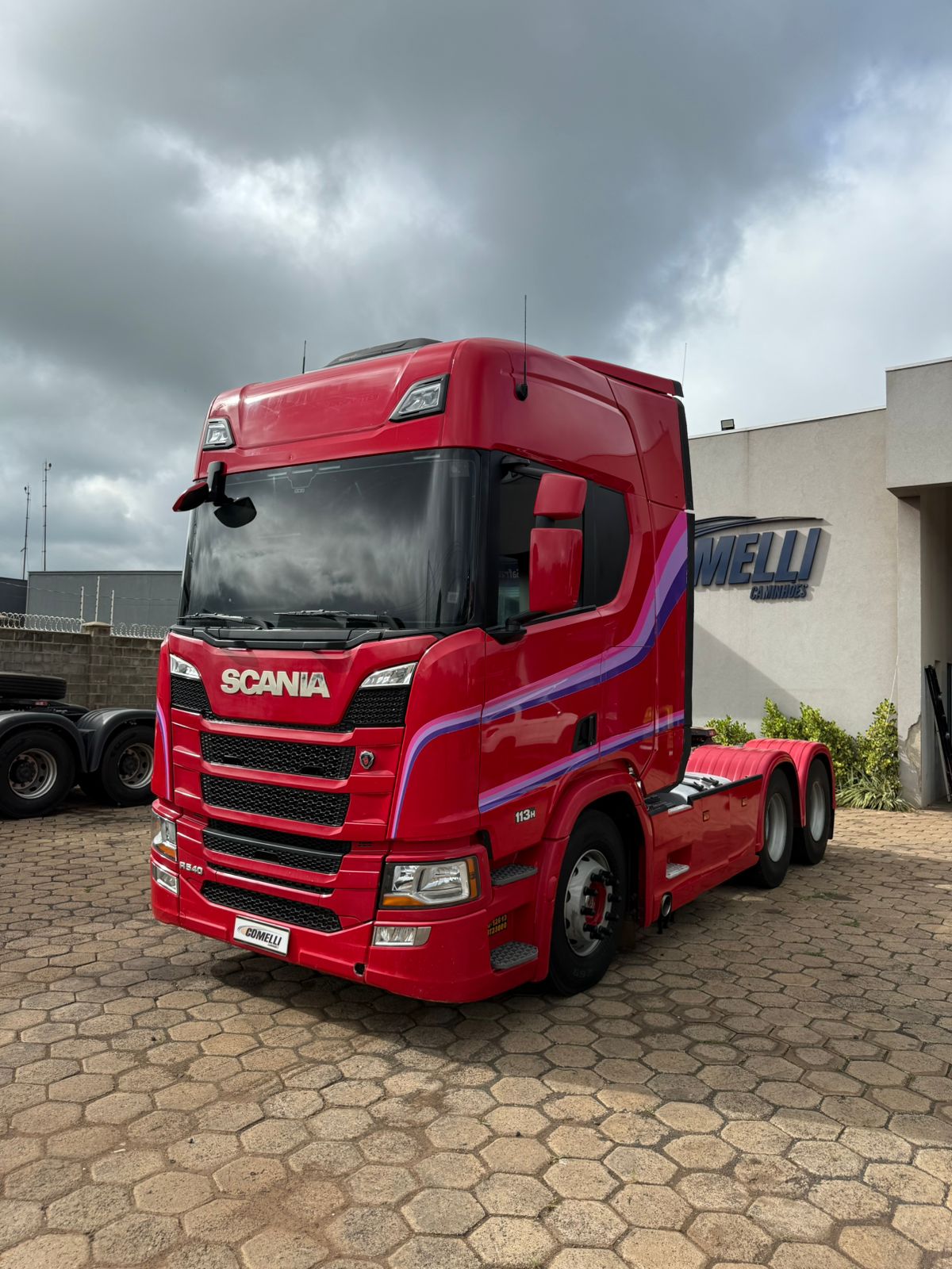 Marca/Modelo: Scania/540 Ano/Modelo: 21/22 Tração: 6x4 molas Quilometragem: 257k Cor: Vermelha