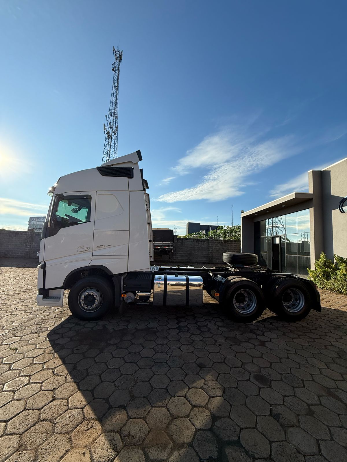 Marca/Modelo: Volvo FH460 Ano/Modelo: 21/21Tração: 6x2 molas Quilometragem: 482kCor: Branco
