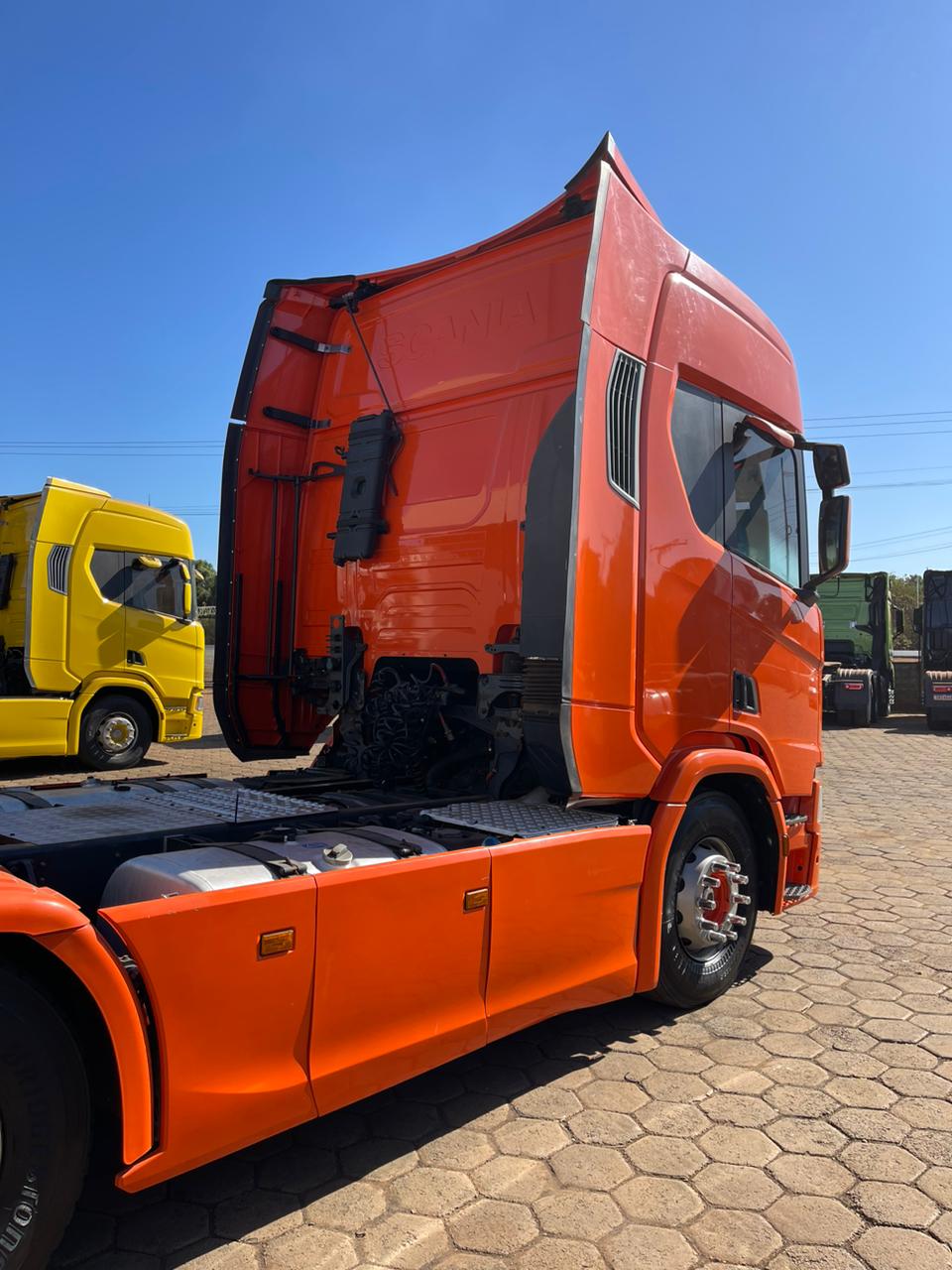 ➡️Marca/Modelo: Scania/R540 ➡️Ano/Modelo: 21/21 ➡️Tração: 6x4 molas ➡️Quilometragem: 308 ➡️Cor: Laranja ➡️Retarder: Sim