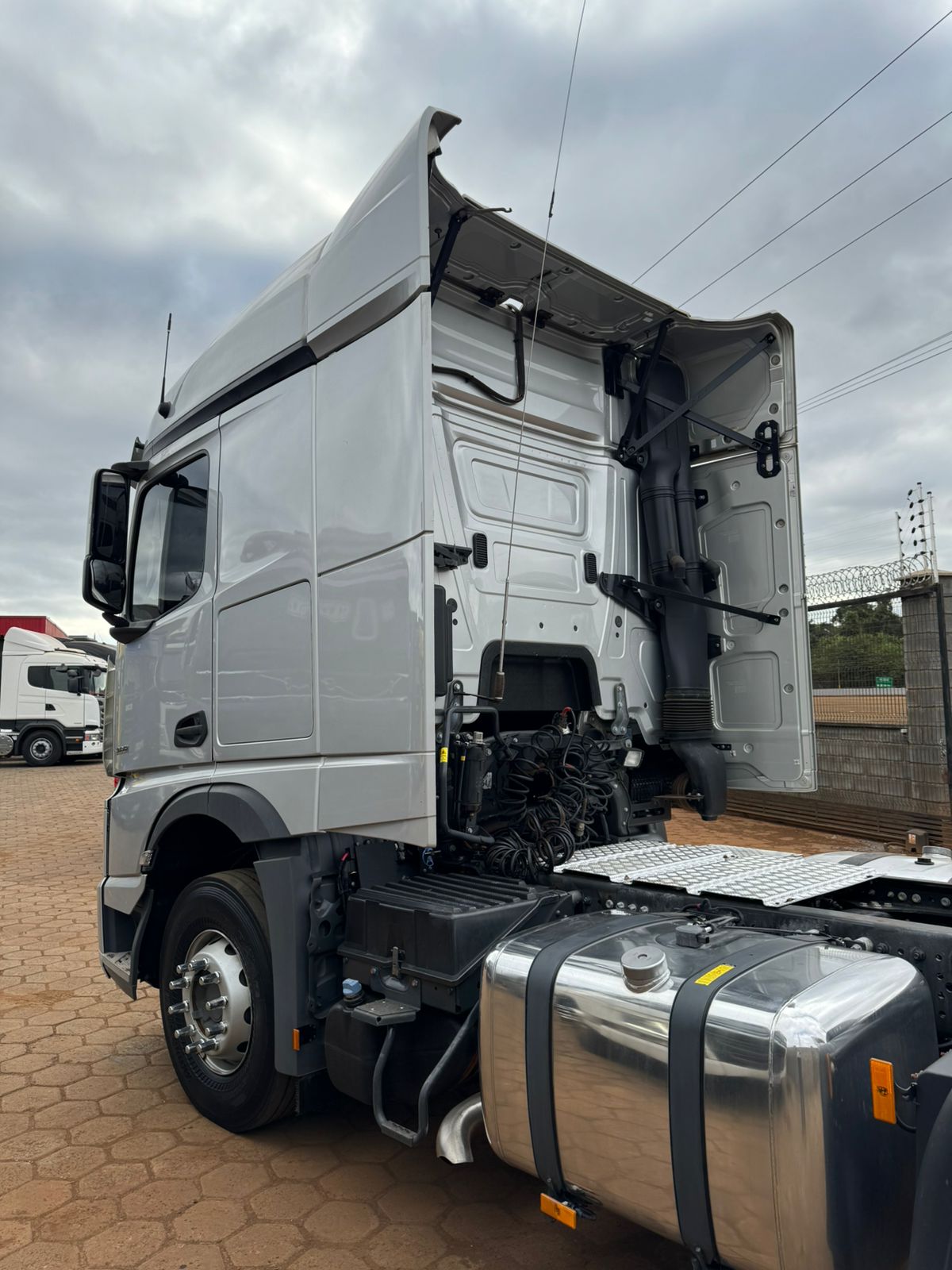 Marca/Modelo: Mercedes /2651 Ano/Modelo: 2022/2022 Quilometragem: 167k Tração: 6x4 Cor: Prata