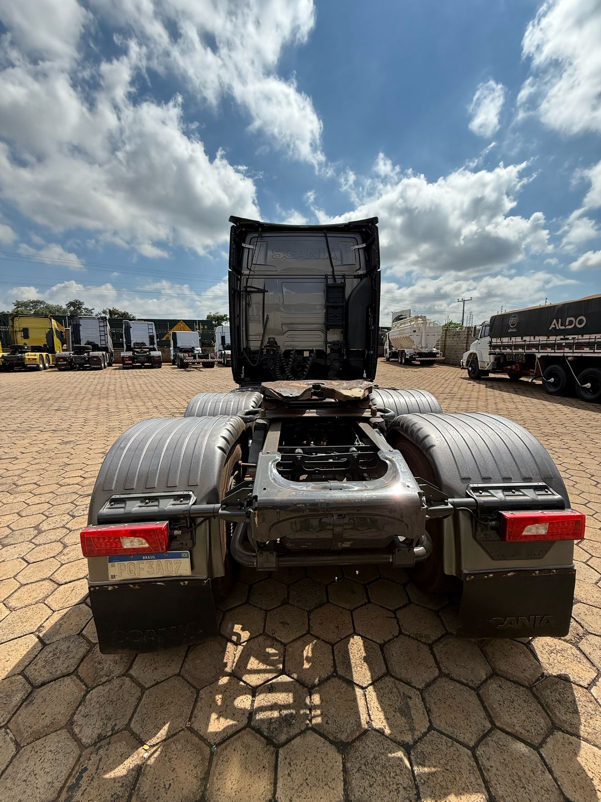 Marca/Modelo: Scania/R500 Ano/Modelo: 19/20 Tração: 6x4 molas Quilometragem: 538kCor: Prata