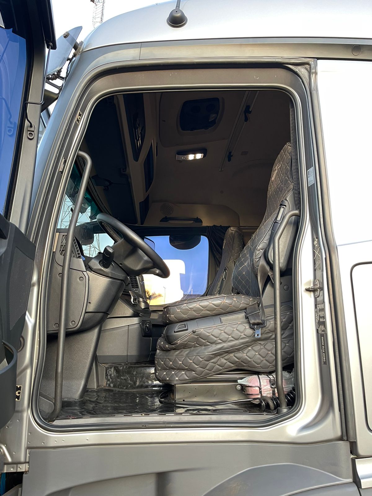 MARCA/MODELO: MERCEDES /2651 /ANO/MODELO: 2022/2022/TRAÇÃO: 6x4 COR: CINZA/QUILOMETRAGEM: 184k