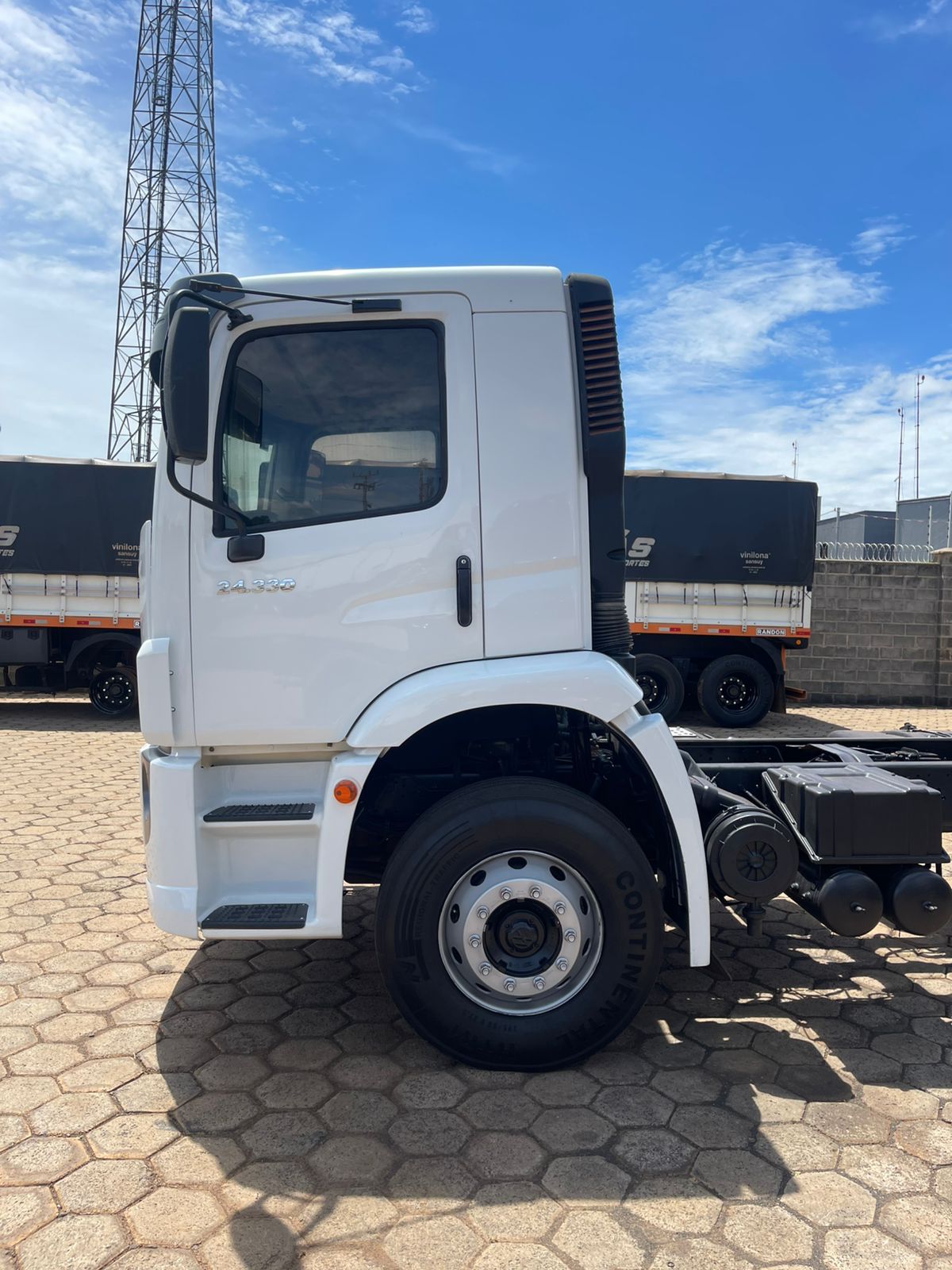 Marca/Modelo: Caminhão V.M 24.330 / Ano/ Modelo:18/19 /Tração: 6x2 Quilometragem: 408kCor: Branco