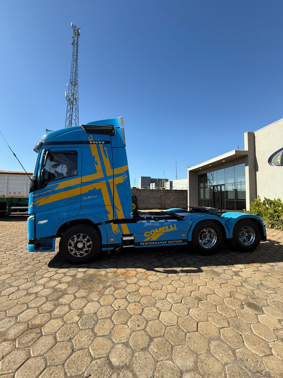 Marca/Modelo: Volvo FH 540 Ano/Modelo: 23/23 Tração: 6x4 molas Quilometragem:232k Cor: Azul