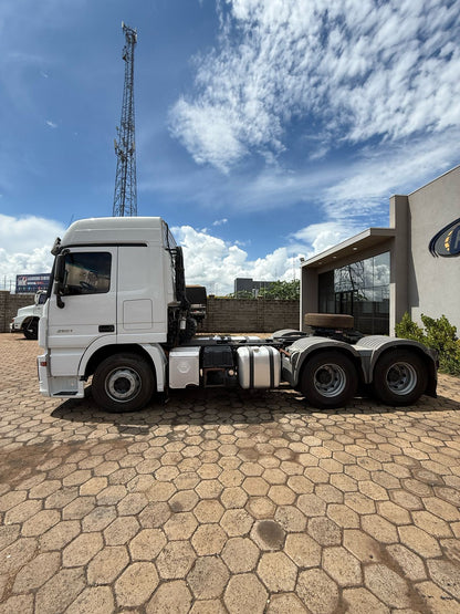 Marca/Modelo: Mercedes benz Actros 2651 Ano/Modelo: 16/16 Tração: 6x4 Quilometragem: 400k Cor: Branco
