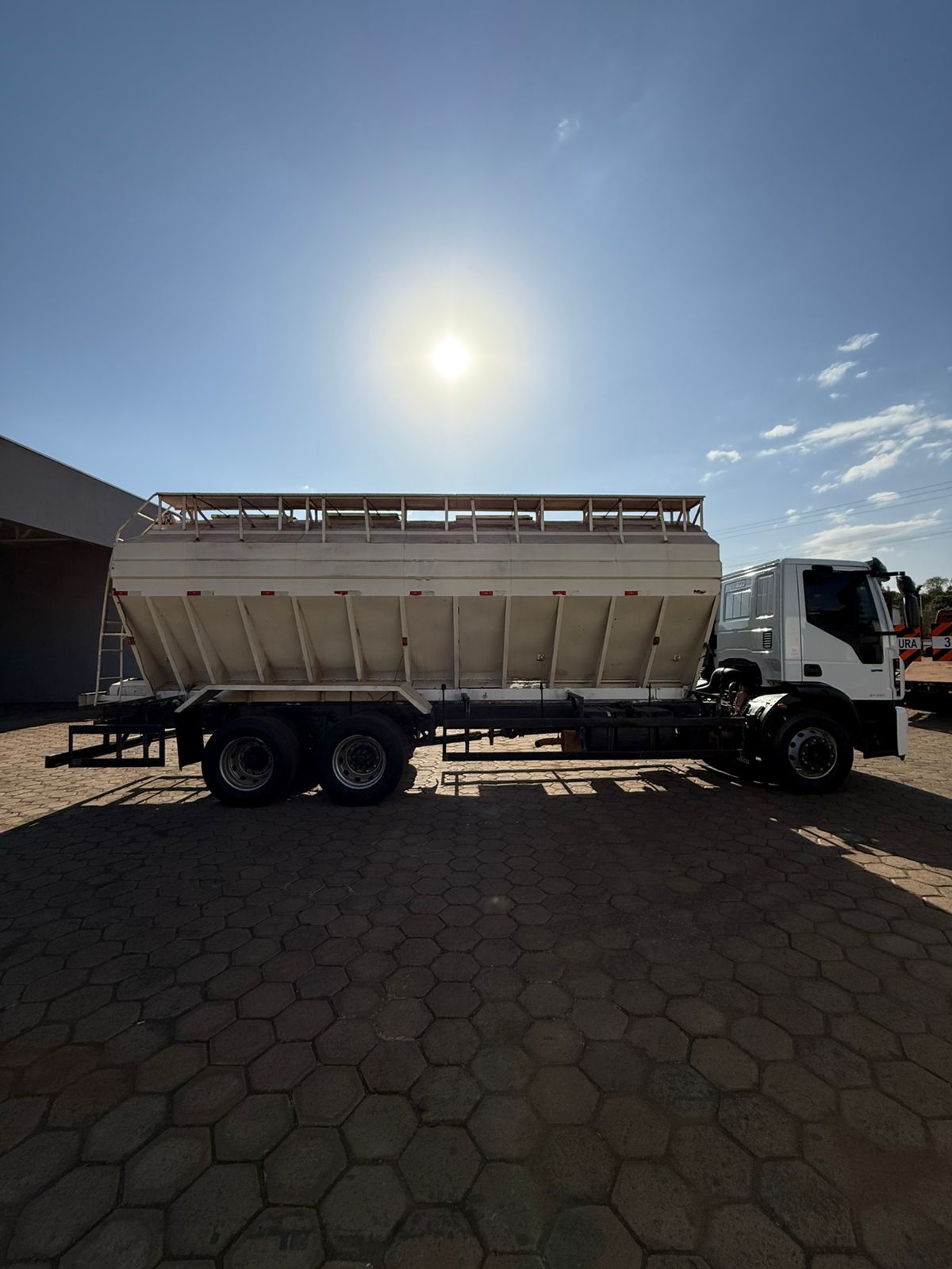 Marca/Modelo: Caminhão Iveco Tector 24280/ Ano/Modelo:  22/23 Tração: 6x2 Quilometragem: 150k