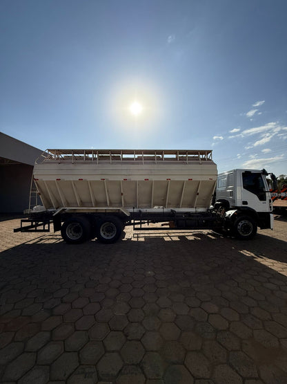 Marca/Modelo: Caminhão Iveco Tector 24280/ Ano/Modelo:  22/23 Tração: 6x2 Quilometragem: 150k