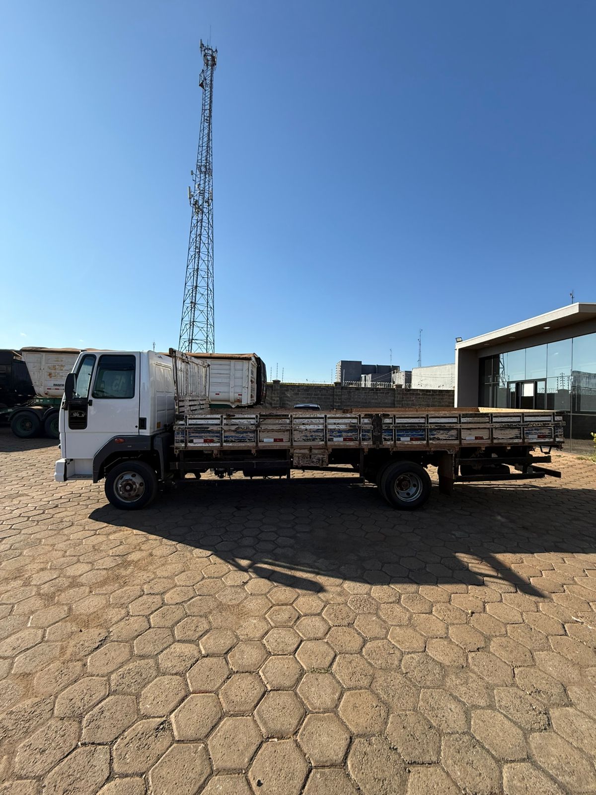 Marca/ Modelo: Ford cargo 816 Ano/Modelo: 15/15 Quilometragem: 175K Tração: 3/4 4x2Cor: Branco