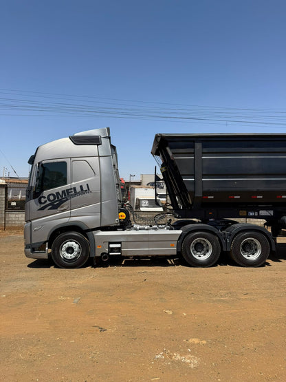 Marca/ Modelo: Volvo FH540 Ano/Modelo: 23/23 Quilometragem: 212K Tração: 6X4 Cor: Cinza