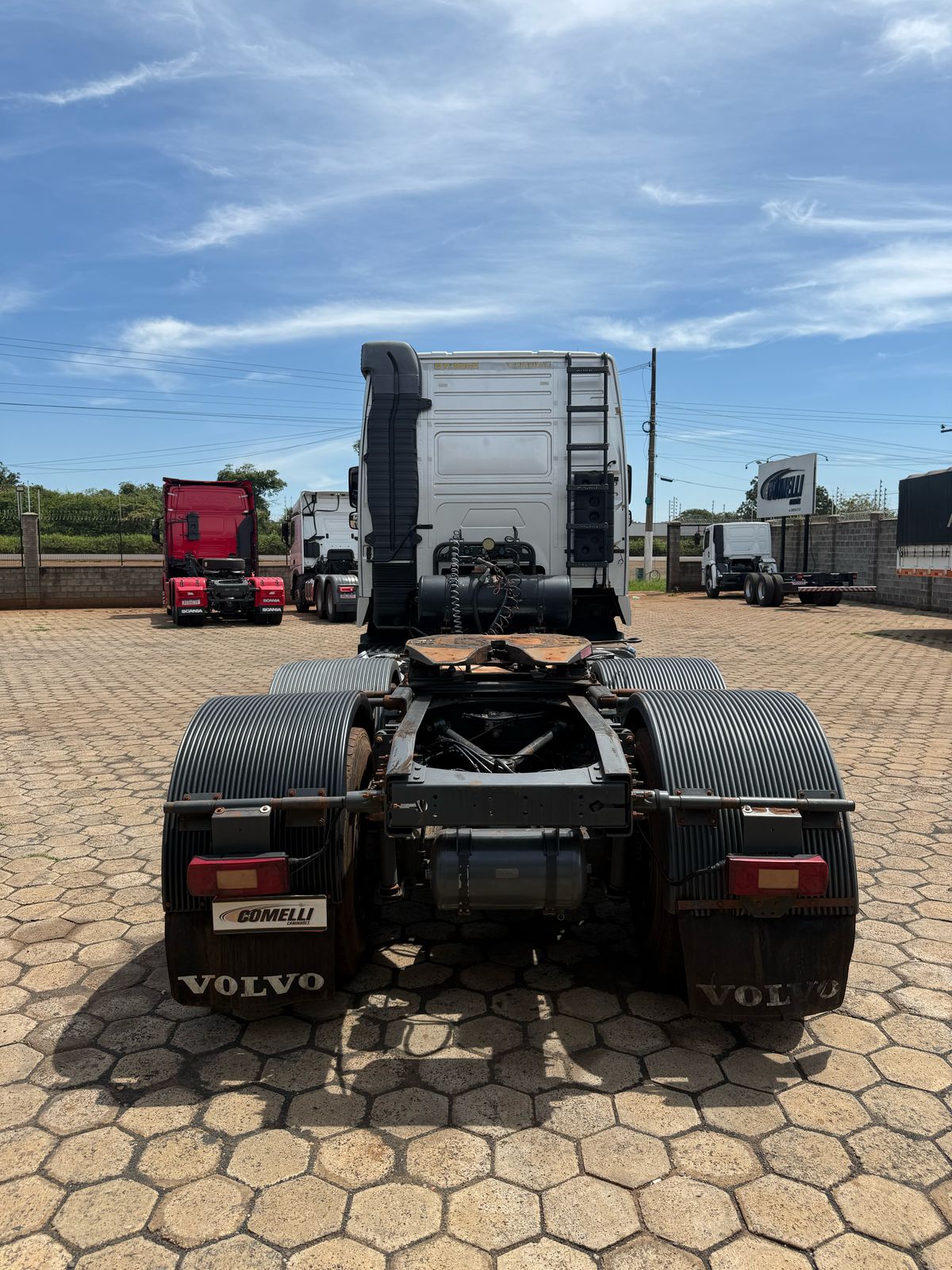 Marca/Modelo: Volvo/ FH 460 Ano/Modelo: 12/12 Tração: 6x4 molas Quilometragem: 1062 Cor: Cinza