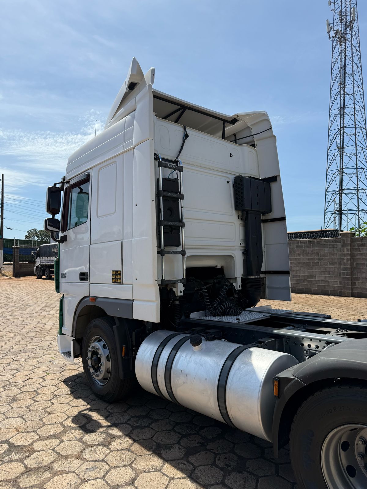 Marca/Modelo: Daf Ano/Modelo: 16/16 Tração: 6X2 molas Quilometragem: 395k Cor: Branco