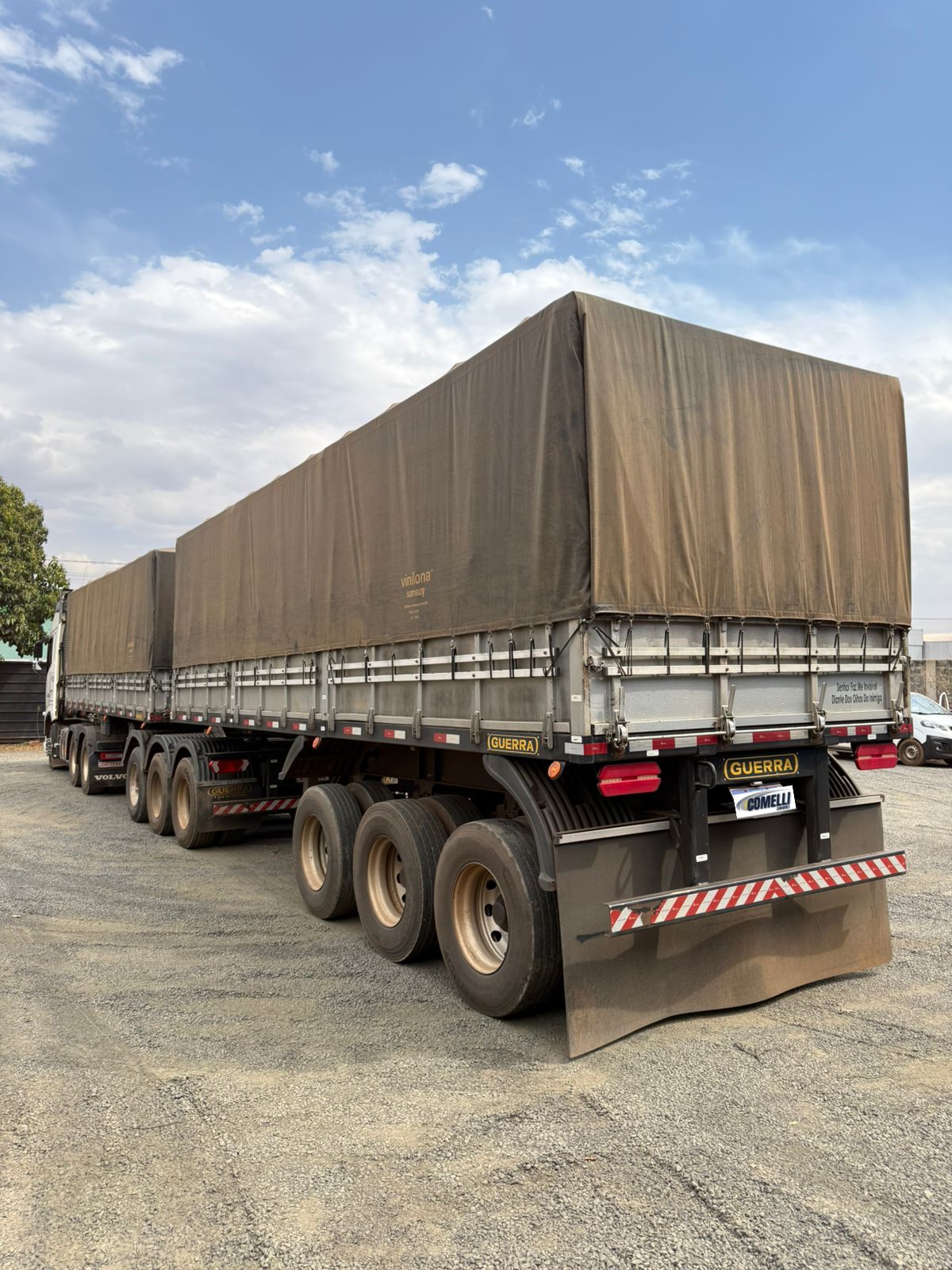 Marca/Modelo: Carreta graneleiro/ Ano/Modelo: 04/04 Cor: Cinza Sem pneus