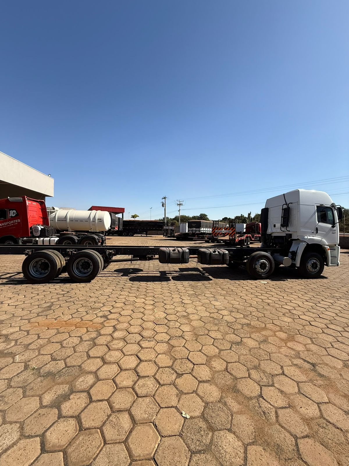 Marca/ Modelo: VM 24280 Ano/Modelo: 16/17 Quilometragem: 548K Tração: 8X2 Cor: Branco