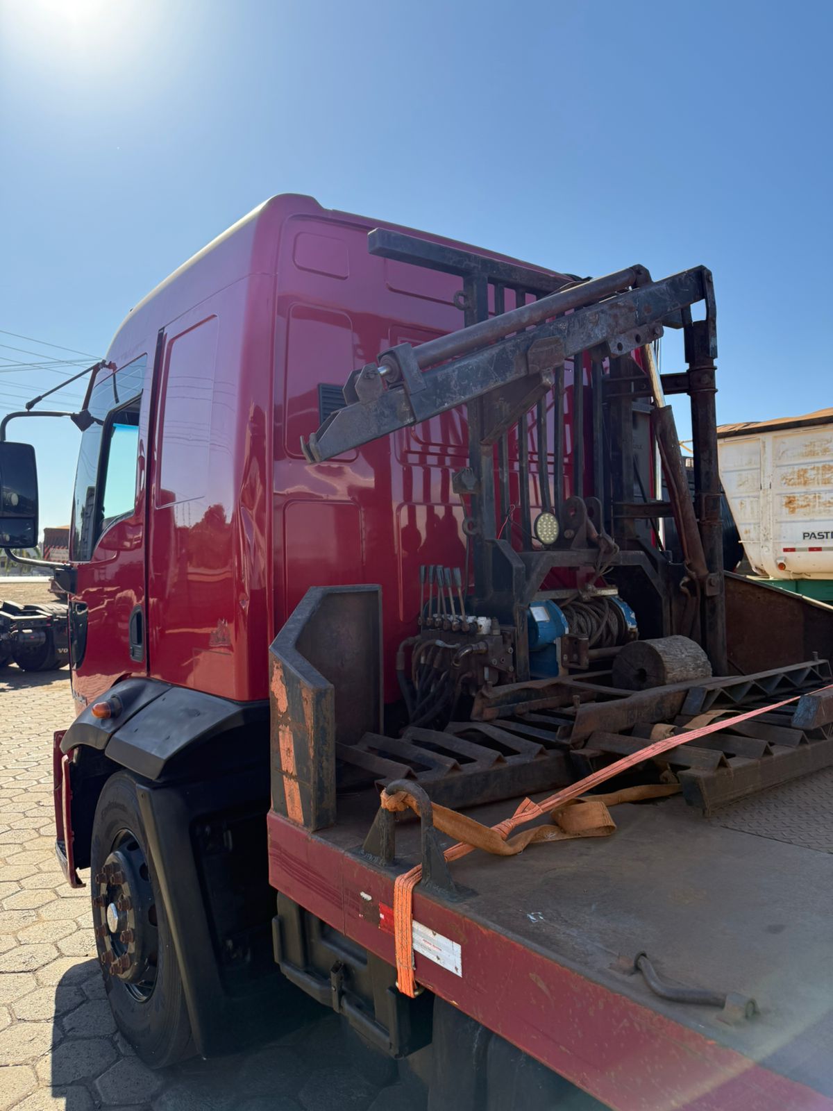 Marca/ Modelo: Ford cargo 2428+Prancha Ano/Modelo: 11/12 Quilometragem: 926K Tração: 6X2 Cor: Vermelho