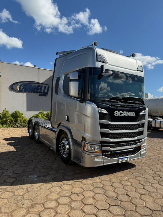 Marca/ Modelo: Scania R540 Ano/Modelo: 21/21 Quilometragem: 474K Tração: 6x4 Cor: Prata