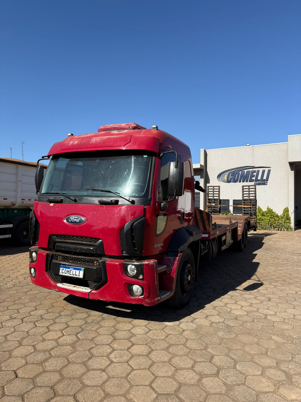 Marca/ Modelo: Ford cargo 2428+Prancha Ano/Modelo: 11/12 Quilometragem: 926K Tração: 6X2 Cor: Vermelho