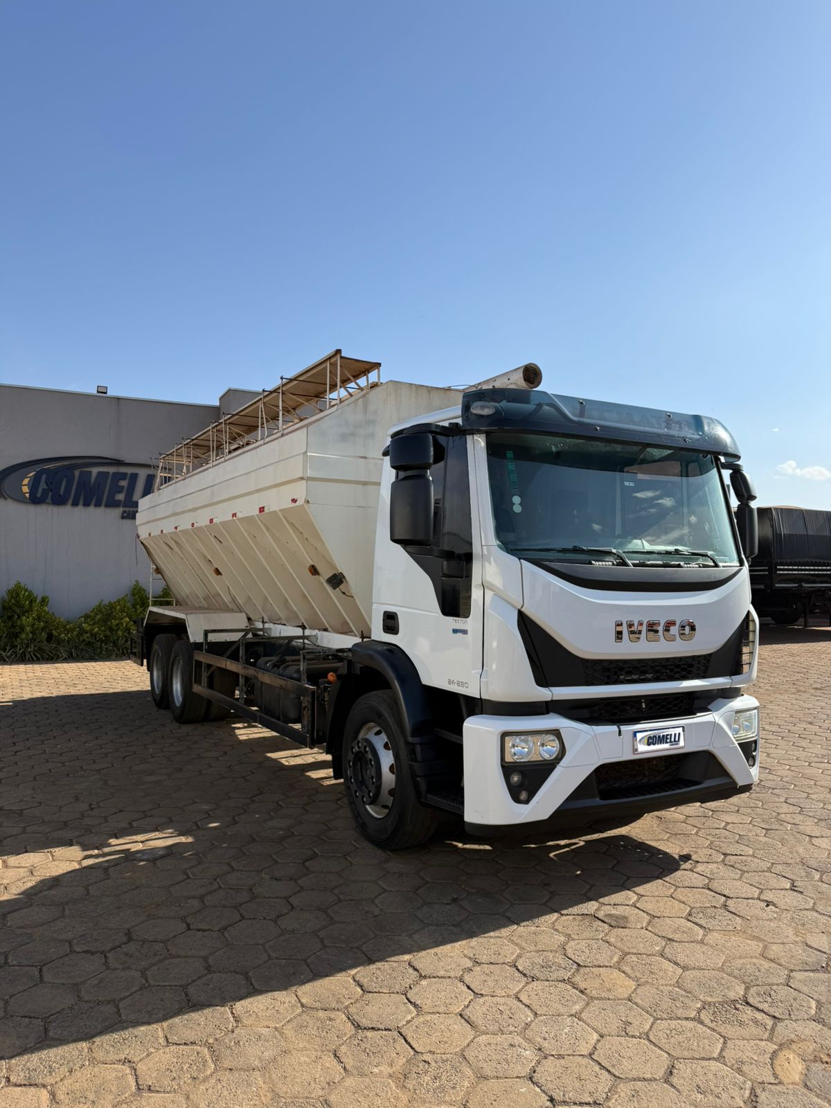 Marca/Modelo: Caminhão Iveco Tector 24280/ Ano/Modelo:  22/23 Tração: 6x2 Quilometragem: 150k